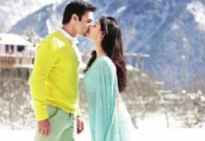 Sanam Re: Pulkit Samrat and Yami Gautam kiss in freezing cold
