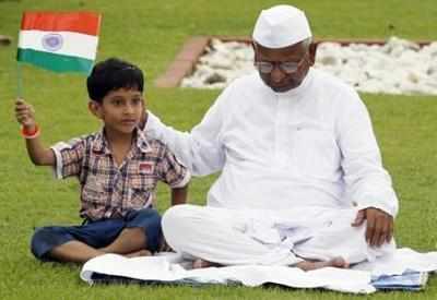 Delhi elections results 2015: Anna Hazare congratulates Kejriwal, attacks Modi govt