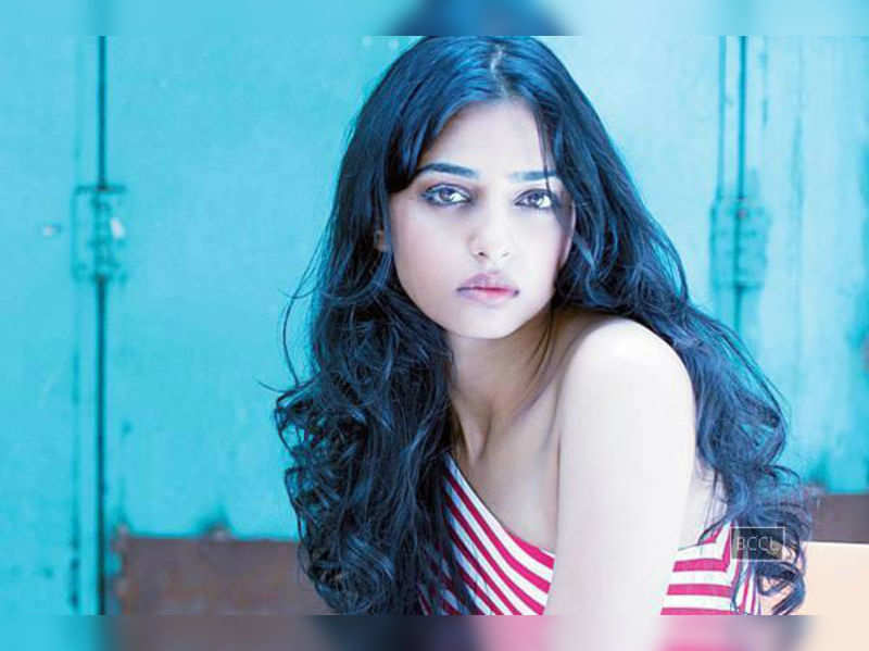 Selfies: LEAKED: Radhika Apte's alleged nude pics | Marathi Movie ...