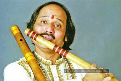 Indian musician conducts 5,378 flautists on one stage