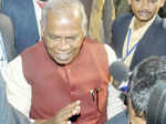 Manjhi resigns as CM ahead of trust vote