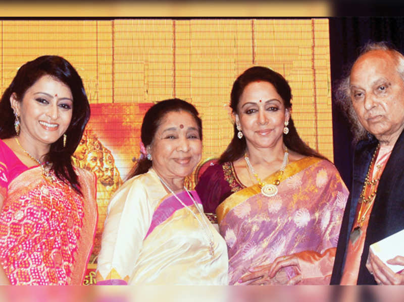 Hoopvol Bestrating Aannames, aannames. Raad eens Hema Malini, Asha Bhosle and Pandit Jasraj launch Dr Veena V Mundhra's album  Shri Hari Vani Gita in Mumbai | Events Movie News - Times of India