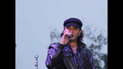 Mohit Chauhan performs at Sri Venkateswara College's annual festival in Delhi