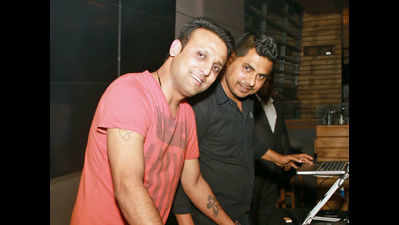 DJ Ronnie and DJ Mash enthrall the audience at Manhattan – The Craft Brewery in Gurgaon