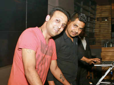 DJ Ronnie and DJ Preet enthrall the audience at Manhattan – The Craft Brewery in Gurgaon