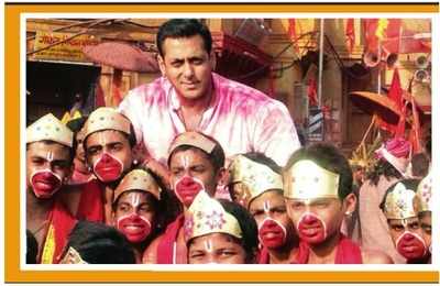 Salman rehearses with boys painted to resemble Bajrangbali
