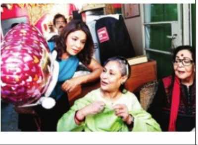 Jaya Bachchan joins a group of Samovar enthusiasts