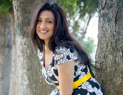 Rituparna lands another Bollywood film, Six X