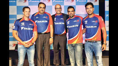 Albie Morkel, Kanwal Jeet Jawa, Hemant Dua, Zaheer Khan and Yuvraj Singh unveil Delhi Daredevils jersey for IPL 2015 in Delhi.