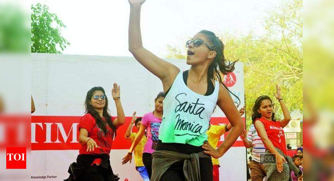 Raahgiri Delhi youngsters stage plays at CP Raahgiri Events Movie