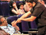 Ek ka dus: Actor wows Gurgaon with 10-man act