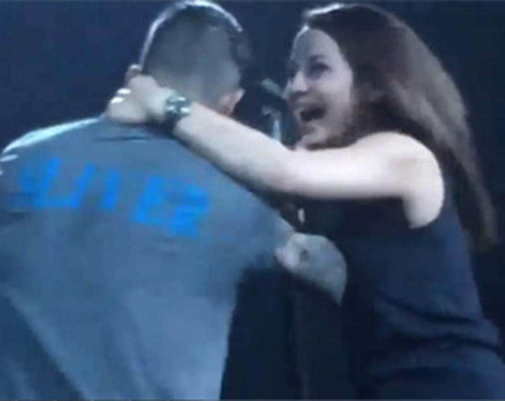 
Adam Levine attacked on stage by female fan
