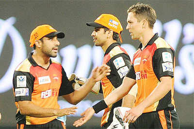 IPL 2015: Sunrisers Hyderabad bowl out Royal Challengers Bangalore for 166 runs