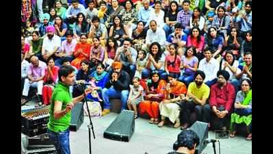 Jasbir Jassi enthralls the crowd at Mela Phulkari at India Habitat Center in Delhi