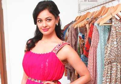 Pooja was the cynosure of all eyes at Rehane's store launch in Chennai
