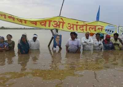 In fever, Jal satyagrahis hold ground in waist-deep water