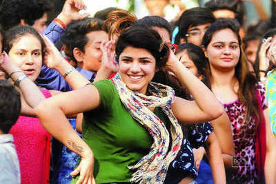 MJ11 make citizens do dance exercise at Connaught Place's Raahgiri in Delhi