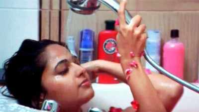 Anushka's nude bathing video goes viral
