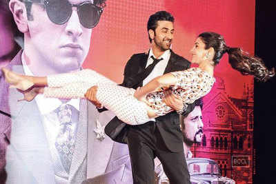 Ranbir Kapoor scoops Anushka Sharma up in his arms at Bombay Velvet's second trailer launch in Mumbai