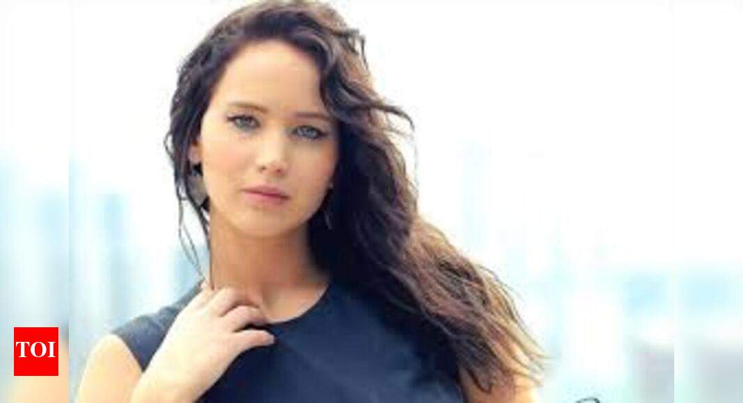 Jennifer Lawrence meets cast of 'Finding Neverland' backstage English