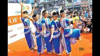 Raahgirs perform Odissi dance at Dwarka Raahgiri in Delhi