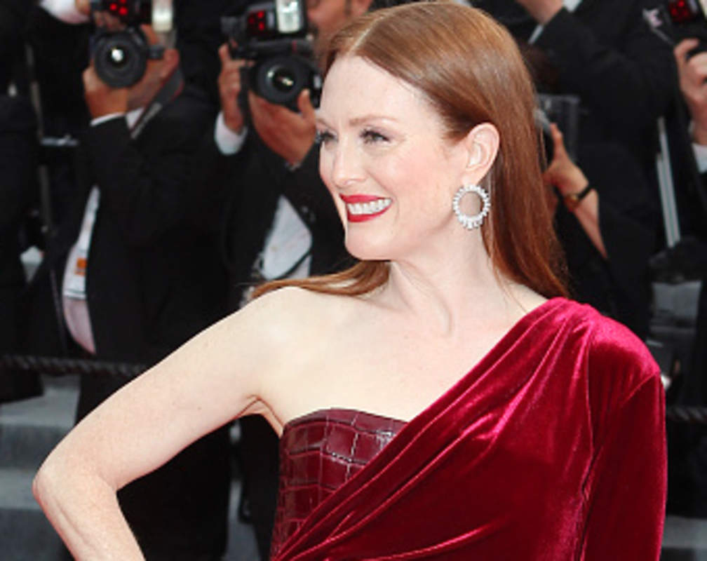 
Julianne Moore takes selfies with fans in Cannes
