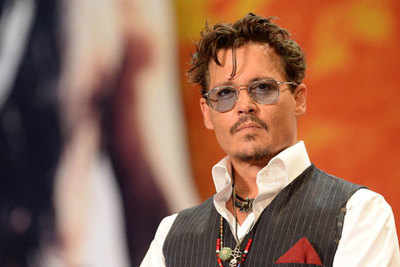 Johnny Depp going to fly his dogs back to US English Movie News