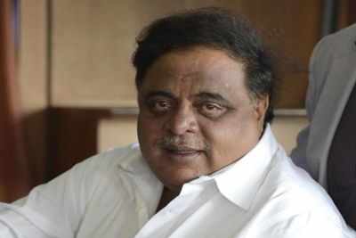 Ambareesh caught in another controversy!