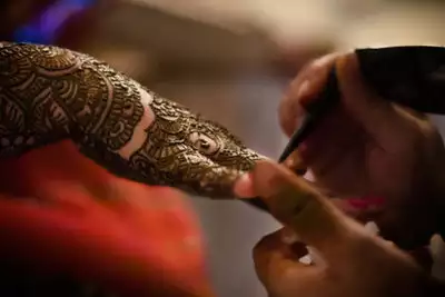 Get rid of fading mehendi quickly
