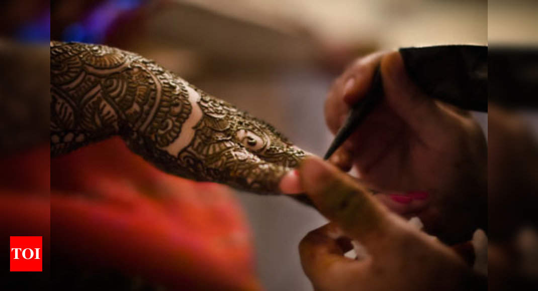 3 Ways to Hold a Mehndi Cone - wikiHow