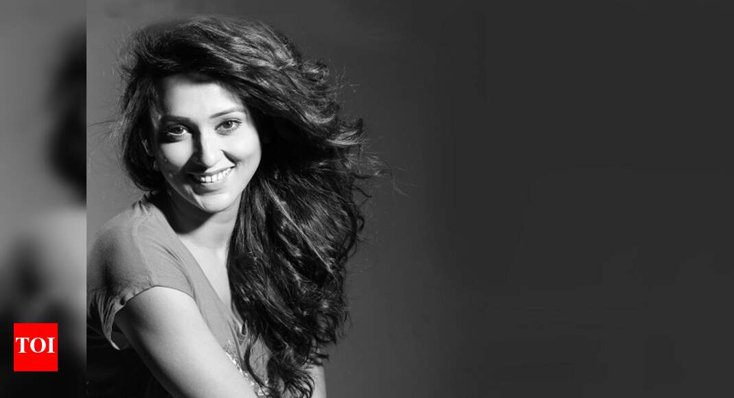 Mimi rues missing her sister's first Jamaishashti | Bengali Movie News ...
