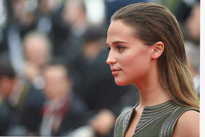 Ex Machina' Breakout Alicia Vikander Looks to Join Tom Hanks in 'The  Circle' - mxdwn Movies