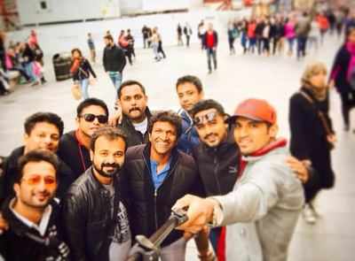 Celeb cricketers bump into Puneeth in London