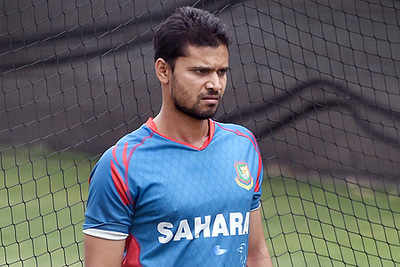 Mortaza sustains minor injury in a road accident