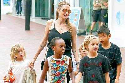 Celebrity mothers who are inseparable from their kids, even at work