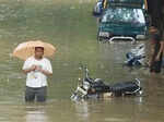 Heavy rainfall paralyses Mumbai