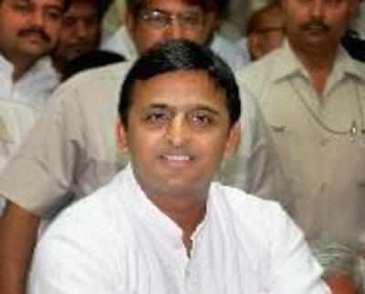 Akhilesh Yadav gives Rs 1 lakh to Pratapgarh brothers,family promised home