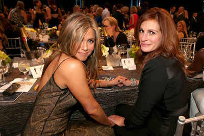 Julia Roberts, Jennifer Aniston in 'Mother's Day'