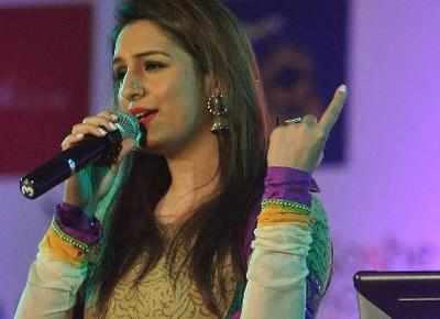 Aakriti Kakar, Babul Supriyo performat 'Standing for Nepal'