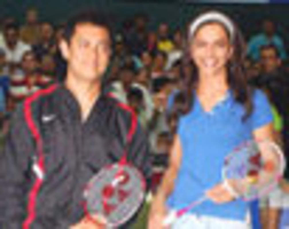 
Watch: Aamir, Deepika playing badminton
