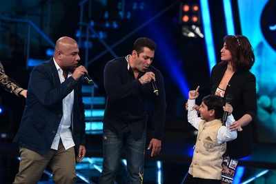 Salman gifts lockets to the Indian Idol kids