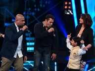 Salman gifts lockets to the Indian Idol kids