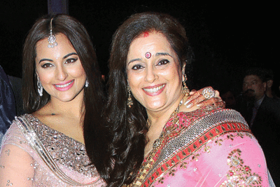Poonam Sinha visits Sonakshi on the set of her TV show