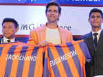 Jackichand Singh and Eugeneson Lyngdoh pose with Hrithik Roshan,