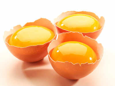 How to tell a healthy chicken's egg yolk