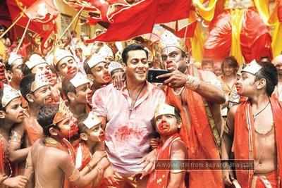 Salman's 'Bajrangi Bhaijaan' opens to packed houses