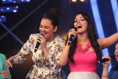 Sonakshi sings with Neeti Mohan on 'Indian Idol Junior'