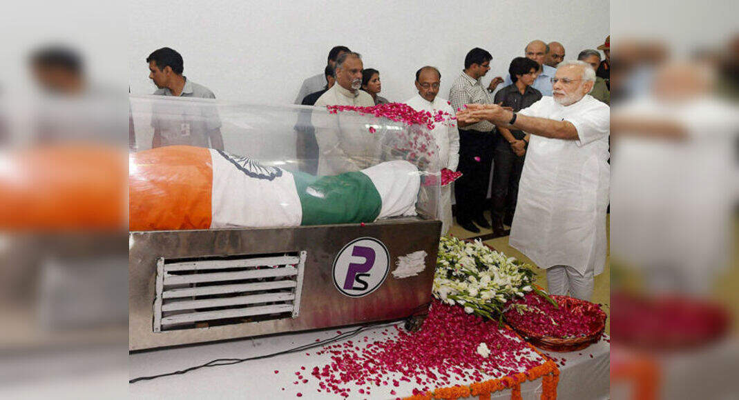 Prime Minister Narendra Modi pays his last respects