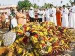 People pay homage at the grave of Kalam