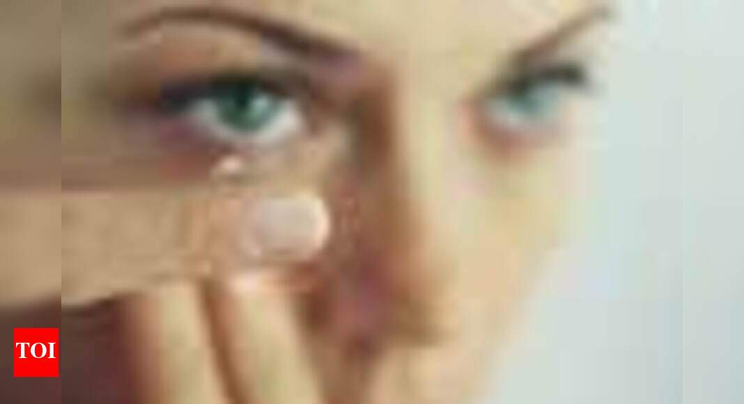 одеть линзы. контактные линзы для глаз. надеть линзы. сухие глаза (синдром сухого глаза). сухость от линз.